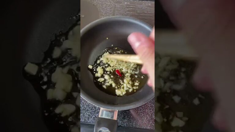 【簡単パスタ】ニンニクと唐辛子とアンチョビ　とトマトペーストのパスタ