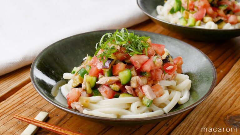 【夏野菜とツナのぶっかけうどん】白だしで簡単！火を使わずに作れる♪トマト、なす、きゅうりたっぷり｜macaroni（マカロニ）