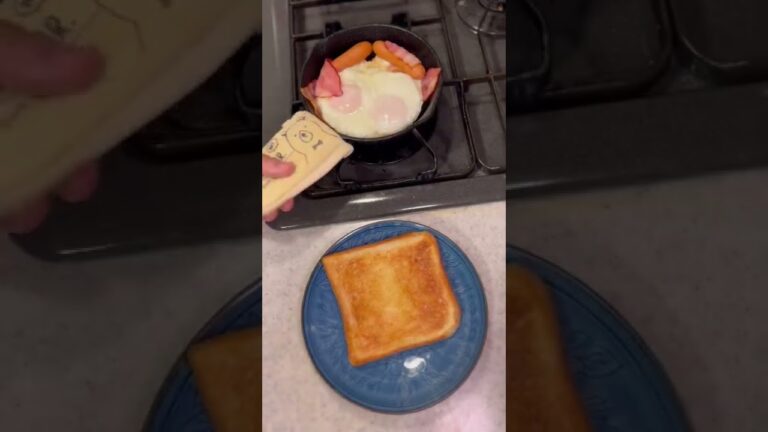 トーストに載せる目玉焼き 【本日の朝食】 #shorts