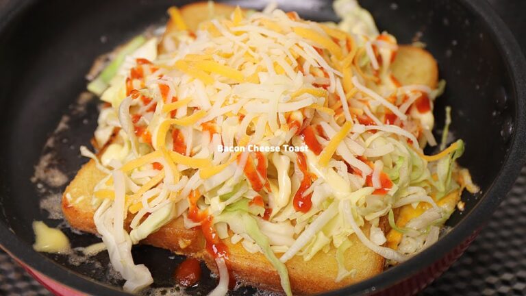 キャベツをたっぷり入れたベーコンチーズトースト！朝ご飯とかランチにぴったりです。