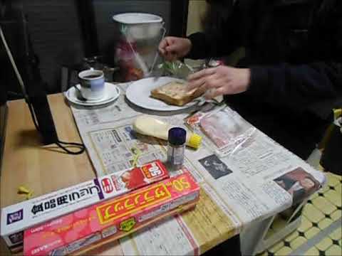 朝食　食パンの上にこんがり焼けるチーズ、ハーフベーコン、タルタルソース、ナツメグで食べる  #食パンasmr,#mukbang