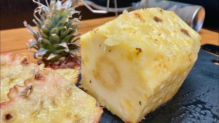 芯ごと食えるパイナップルを食べてデトックスウォーターをキメるだけの動画