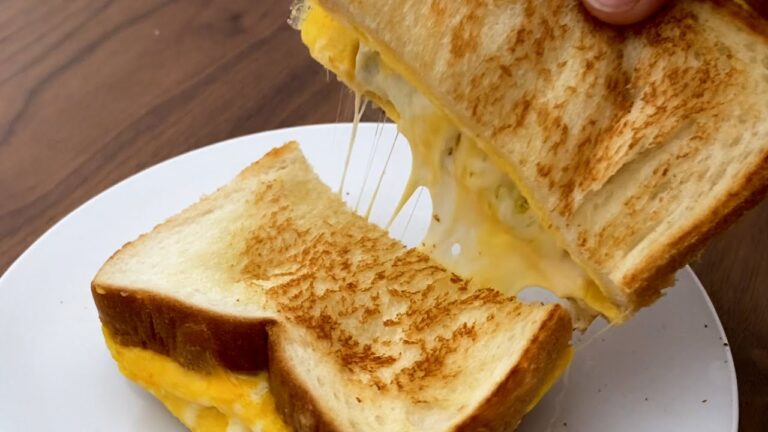 朝食の卵サンドイッチハック|ふっくらサクサクのワンパンベーコンエッグトースト