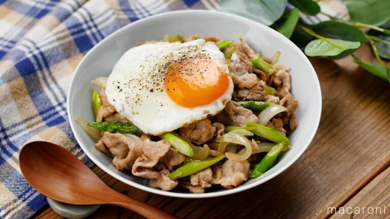 【豚肉とアスパラガスのスタミナ丼】豚こま肉とアスパラガスがたっぷり！！ランチにおすすめ♪｜macaroni（マカロニ）