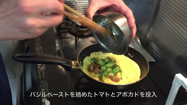 【女子ウケレシピ】トマトとアボカドのバジル風味オムレツ