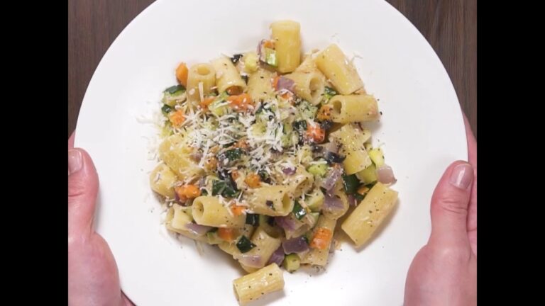 野菜ソースがよくからむ ツナとズッキーニのリガトーニ ｜ moguna[モグナ]