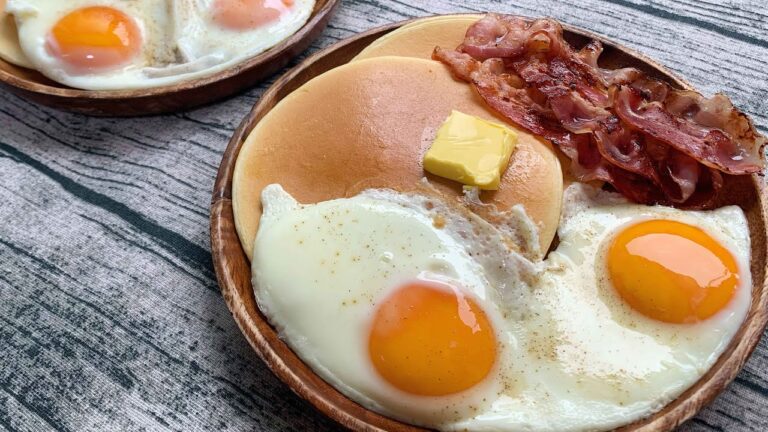 サラリーマンが出勤前に作る朝ごはん【パンケーキとベーコンと目玉焼き】