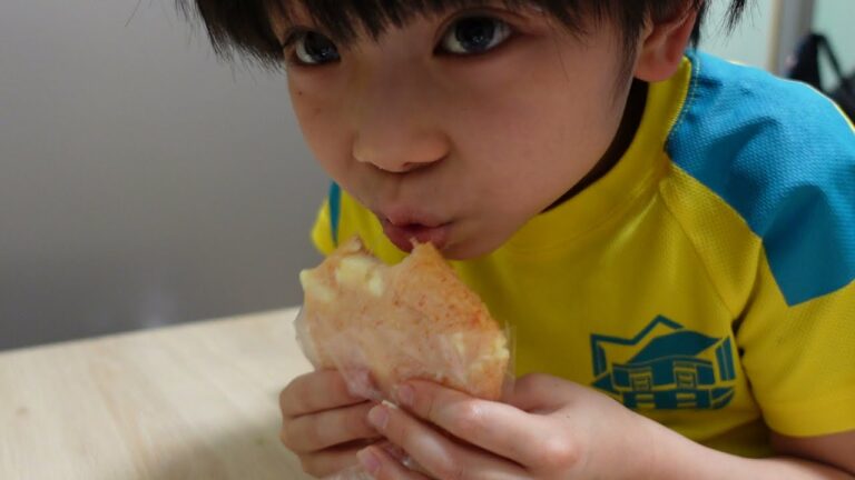 小倉かまぼこの明太チーズ天をただ食べるだけの動画