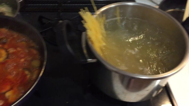 【ナスとチキンのトマトソーススパゲッティ】ニンニク、玉ねぎ入りで夏バテ防止に