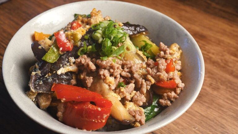 卵とひき肉と夏野菜をたっぷり使った最強にうまい丼飯