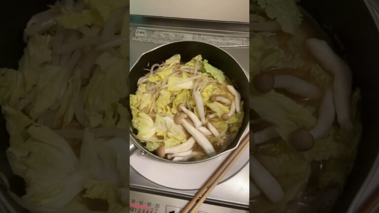 とんこつ鍋　白菜ともやしとキノコと豚肉を鍋に入れて煮込むだけの動画