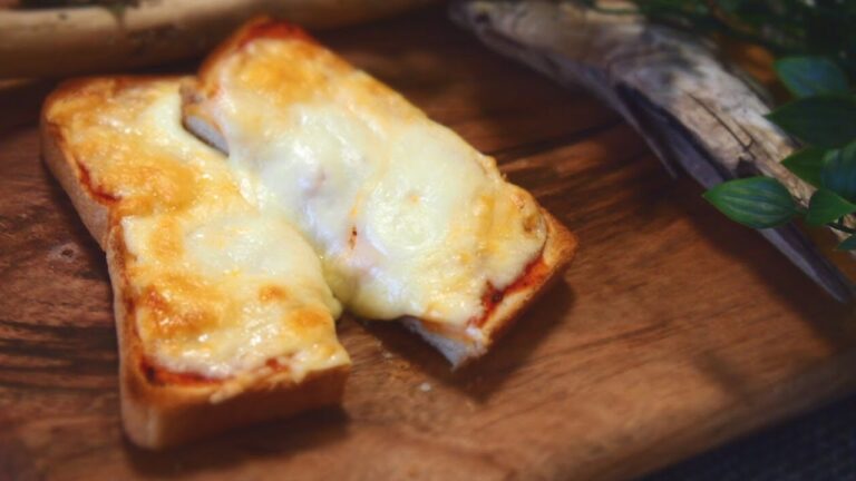 【食パン アレンジ】マルゲリータピザトーストの作り方