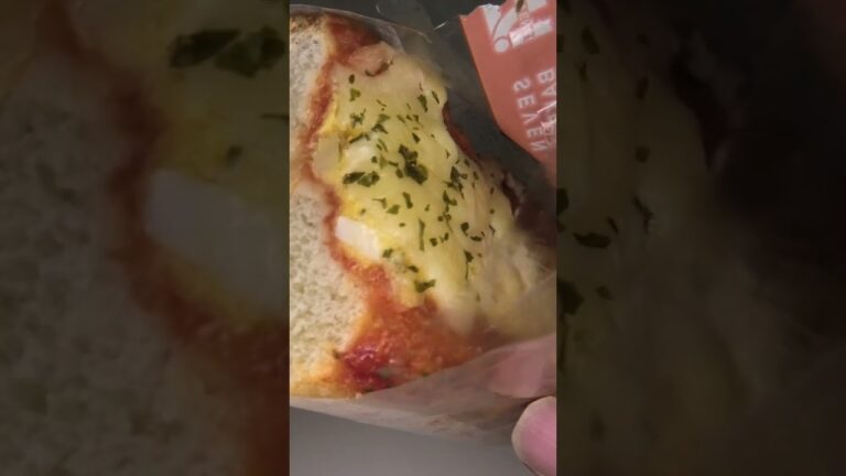 セブイレブンのたまごピザトーストを切りました。