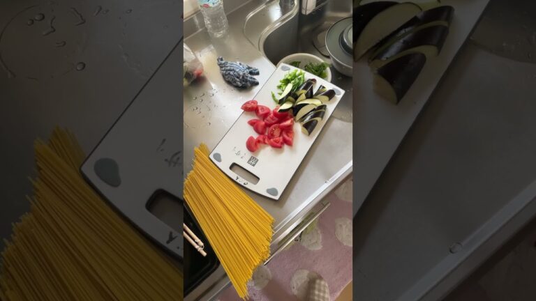 パスタ作りの食材　トマト　ナス　ほうれん草　にんにく