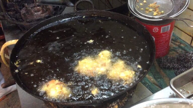 本日の定食、白菜の味噌汁、カリフラワーとベーコンのかき揚げ、