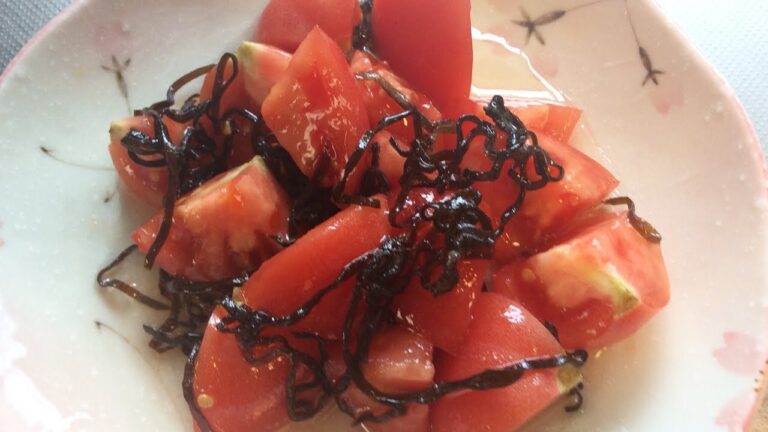 材料は三つ。トマトと塩昆布の簡単サラダ
