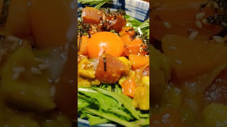 マグロとサーモンのアボカドユッケ丼