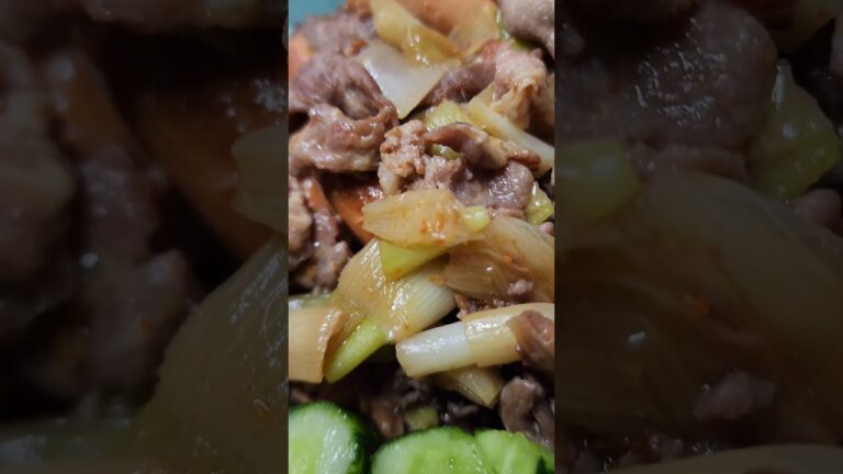 お弁当🤣豚肉🐖ウインナーねぎ塩揉みキュウリ🥒🤣肉ウインナーねぎは炒めてからタレとトウガラシ🌶️で煮ました🤣