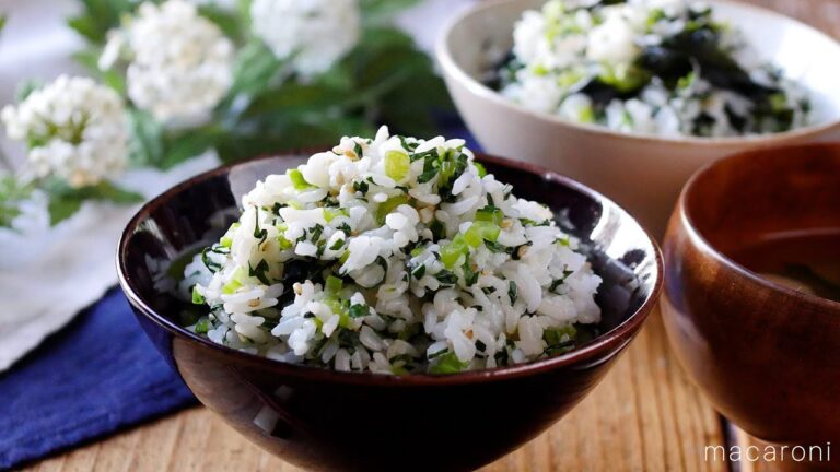 【小松菜とわかめの混ぜごはん】子どもも大好き！めんつゆで簡単味付け♪｜macaroni（マカロニ）