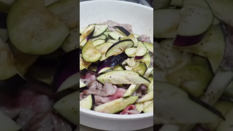 白米が消える！ナスと豚肉の甘辛炒め。切ってアク抜きしたなす2本と豚肉200gをごま油大さじ1を熱したフライパンで炒める。味噌みりん大さじ2、砂糖醤油小さじ2を合わせた調味料を加えて炒めて完成！　#なす