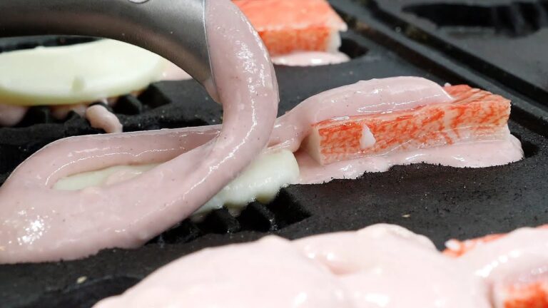 2천원짜리 치즈 가재 빵 (lobster shape cheese bread, チーズパン, 奶酪麵包 2,000KRW) korean street food / 제주도 올레시장