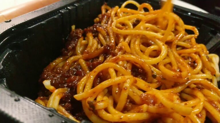 ミートソースパスタを食べる