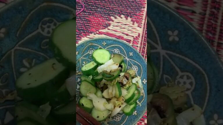 きゅうりとキャベツを切って油で炒めてバター、塩胡椒しました。