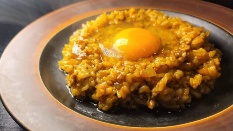 絶対にハマります。生卵で食う【悪魔のカレー】がヤバいほど簡単で旨い！！
