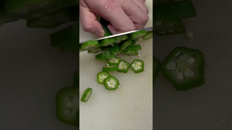 ゆでオクラを小口に切る【オクラのお浸し】