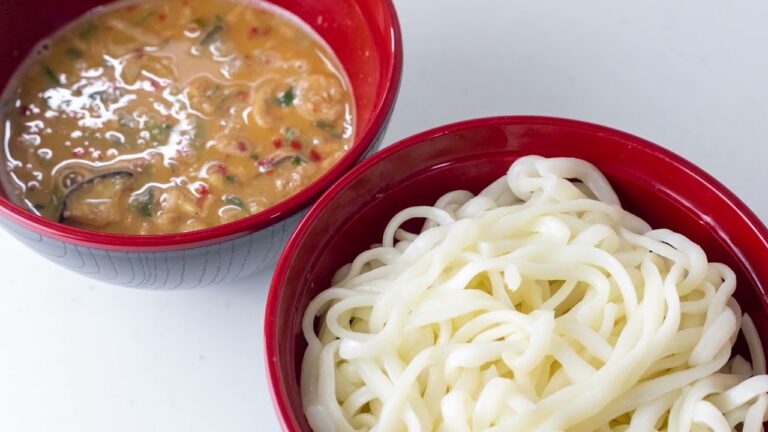 [4K30秒動画]お湯を注ぐだけで「つゆ」と「具材」が！『うどんつけ麺の素 ピリ辛 坦々風』を作ってみた。