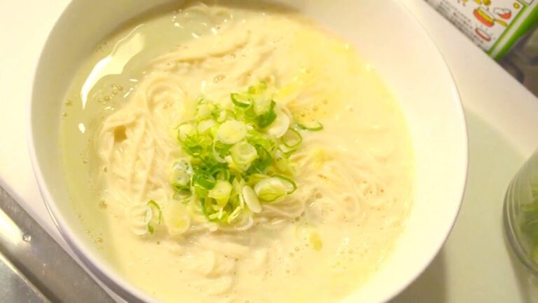温かいそうめんの食べ方：豆乳温玉　　How to make fine noodle with soymilk and an egg