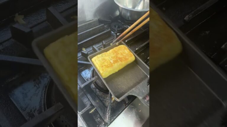 カニ入り卵焼き焼いてます