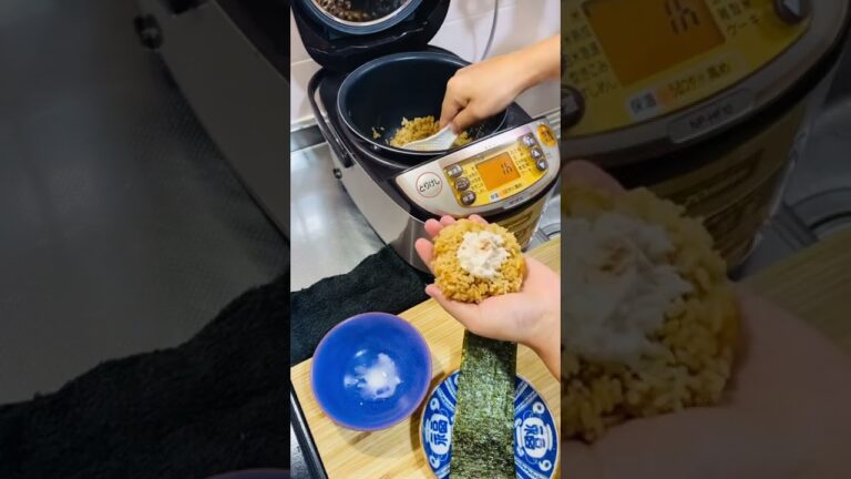 YouTube史上最速で和風ツナマヨおにぎり握って食べる男