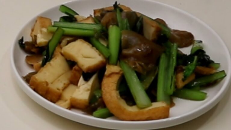 フライパンで焼くだけの簡単料理！厚揚げと小松菜のザーサイ炒め