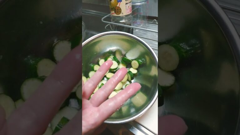 塩レモンキュウリ。エテキチ風。塩は２つまみ大でもOKです。お好みで✋