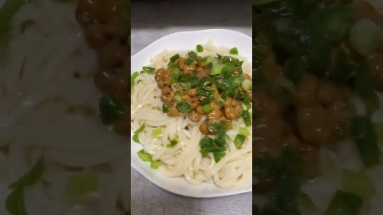 ただの納豆うどんに少し加えるだけで劇的に季節感を出す44歳貧乏