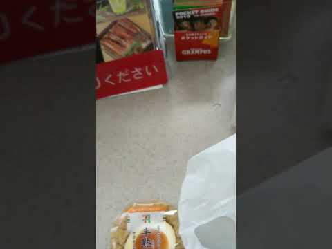 セブンイレブン半熟煮卵おにぎりとカフェラテ