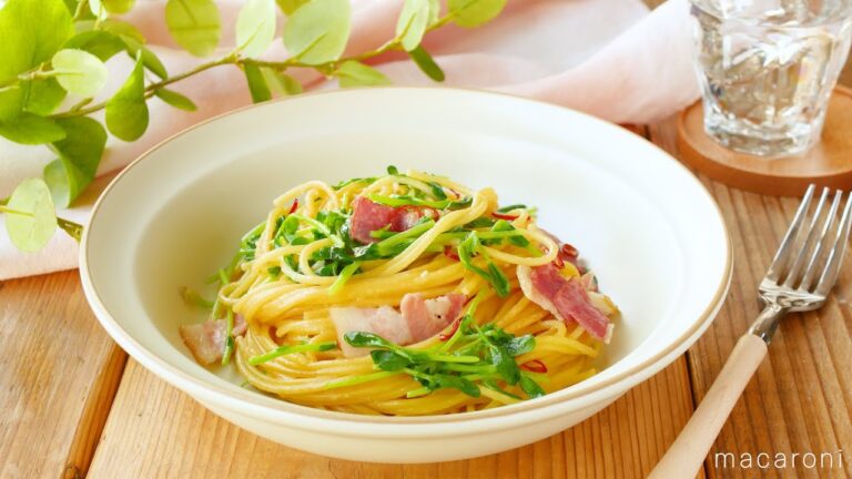 【豆苗とベーコンのバターしょうゆパスタ】ワンパンでお手軽！バターしょうゆの香りとにんにくが食欲そそる♪｜macaroni（マカロニ）