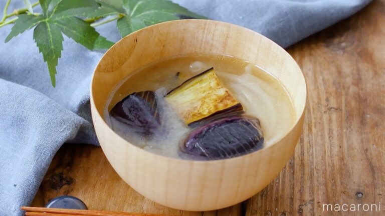 【揚げなすと玉ねぎの味噌汁】揚げなすがじゅわっと美味しい！食べ応え抜群♪｜macaroni（マカロニ）