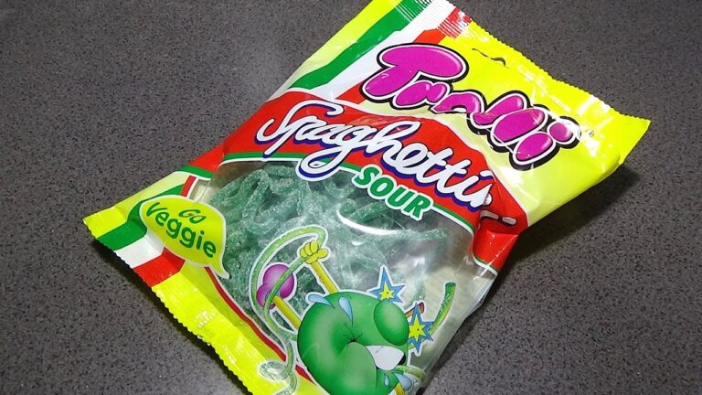 海外の凄いお菓子！　みどり色のスパゲッティ風グミ！？『トローリ』