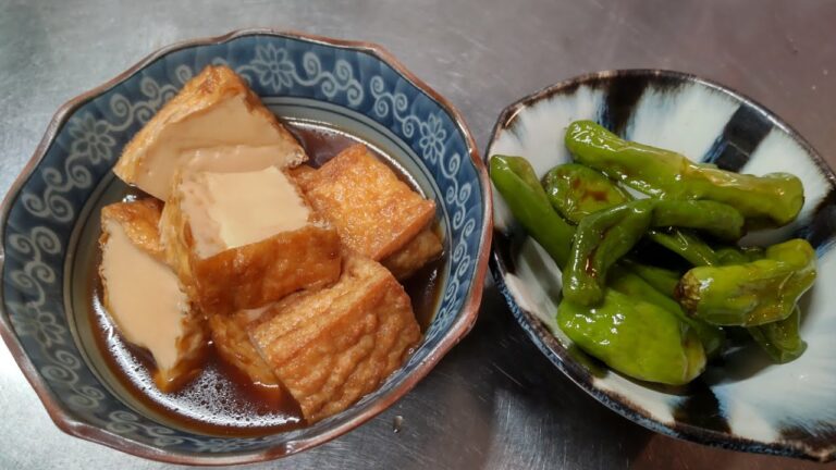 おかえりご飯。おかえりなさい。厚揚げの煮物、ししとうの炒めもの。　#よんちゃんめし  #よんちゃん