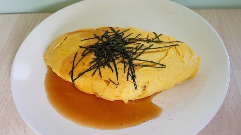 〈和風オムライス〉ご飯:レンジで作る、ツナときのこの生姜醤油ご飯　タレ:だし香るあん