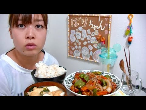 【具沢山】ちくわと野菜のバター醤油炒めと豆腐とワカメと揚げの味噌汁とご飯【進むね】