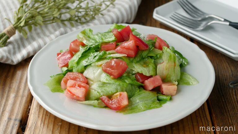【レタスとトマトのシンプルサラダ】しゃきしゃきレタスがおいしい！どんな献立にも合う、シンプルな味付け♪｜macaroni（マカロニ）