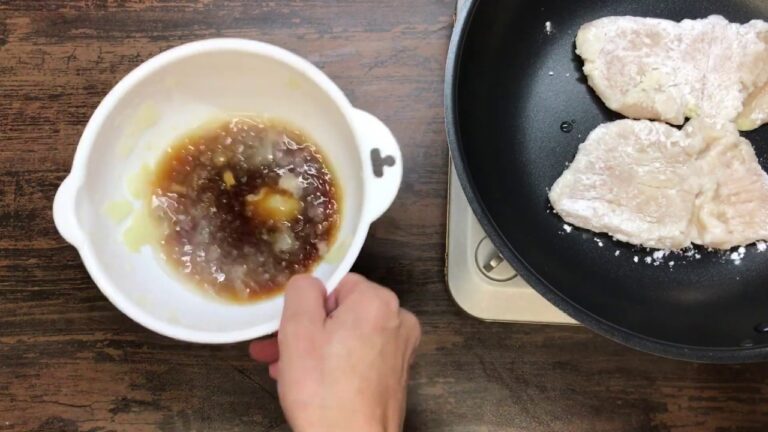 柔らかジューシー【鶏むね肉のステーキ】オニオンソースの作り方　胸肉を柔かく焼く方法も公開
