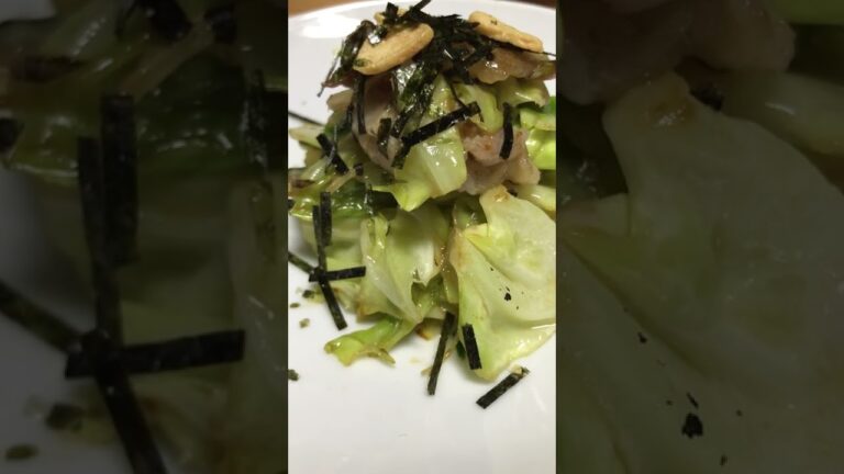 豚こまキャベツ　バター醤油　忘れさられたパスタソースのガーリックのせた