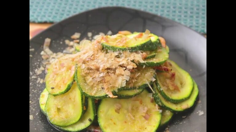 暑い日にピッタリ！さっぱり簡単レシピ ピリ辛 ズッキーニと桜えびのナムル ｜ moguna[モグナ]