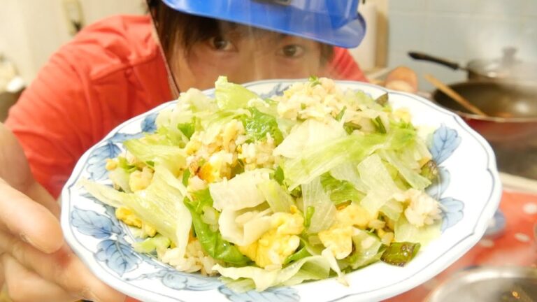 『中西の朝食』〜かにかまレタスチャーハン〜味付けはナンプラーとゴールデンマウンテンシーズニングソースでね！、、レタスは火をとめて、手早くかき混ぜてすぐ！お皿に盛り付けるのがいいでしょう。