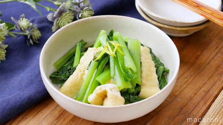 【小松菜と油揚げのおひたし】白だしで味付け簡単！シャキッとした小松菜と出汁をすった油揚げがおいしい♪｜macaroni（マカロニ）
