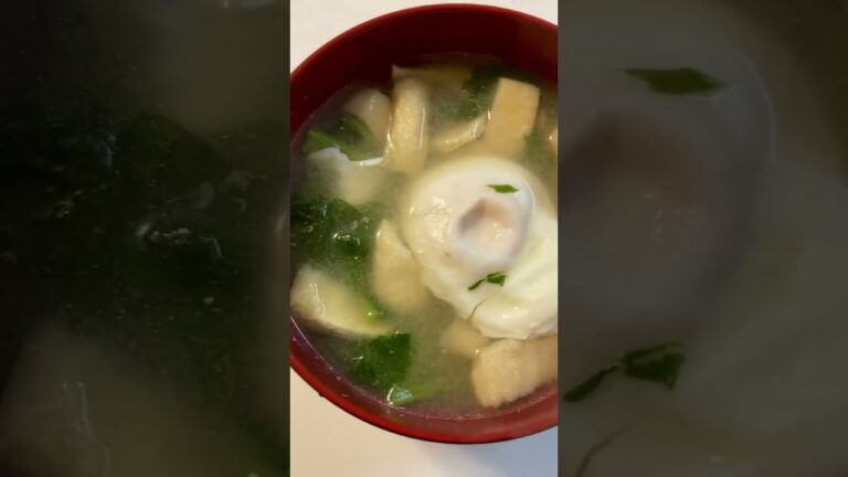 一汁一菜(小松菜•油揚げ•たまご)の味噌汁